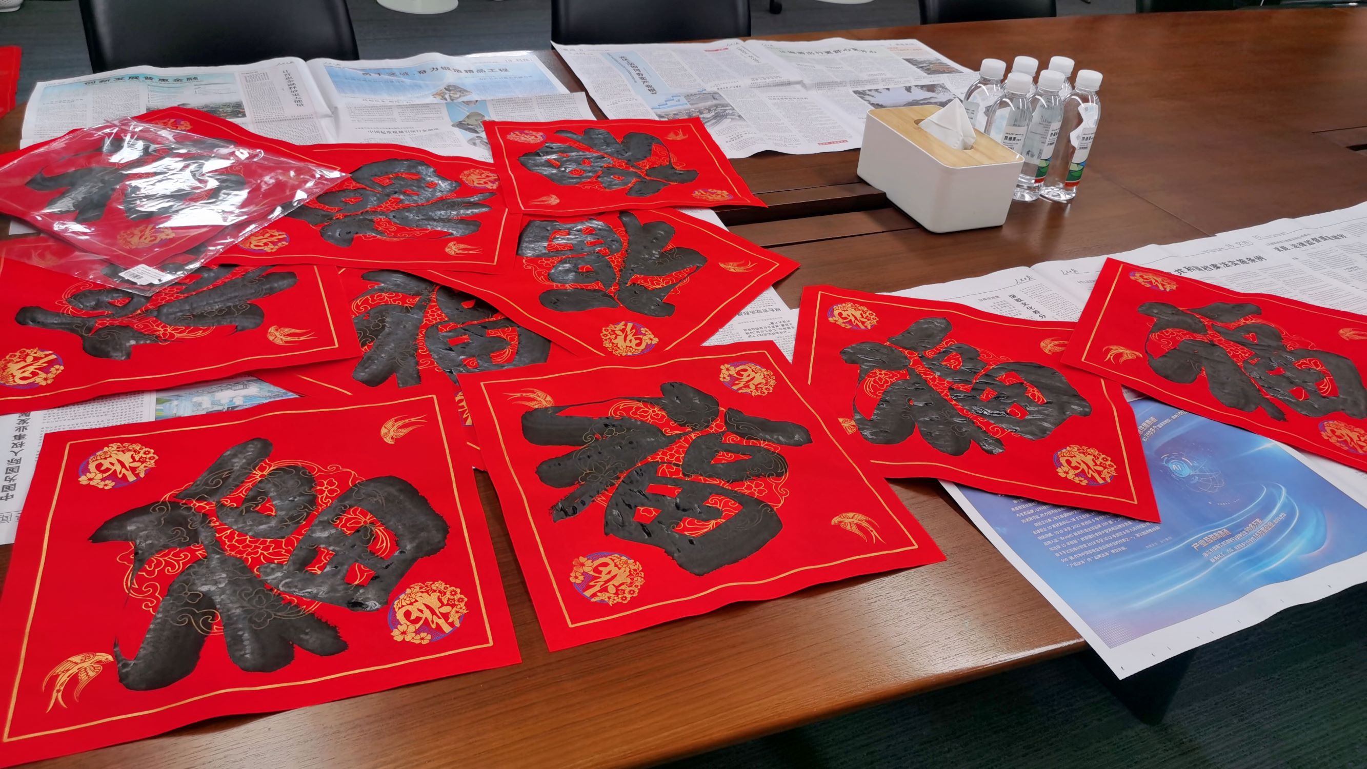 墨香添年味 春聯(lián)送祝福丨津投資本本部工會開展“送萬福 進(jìn)萬家”活動