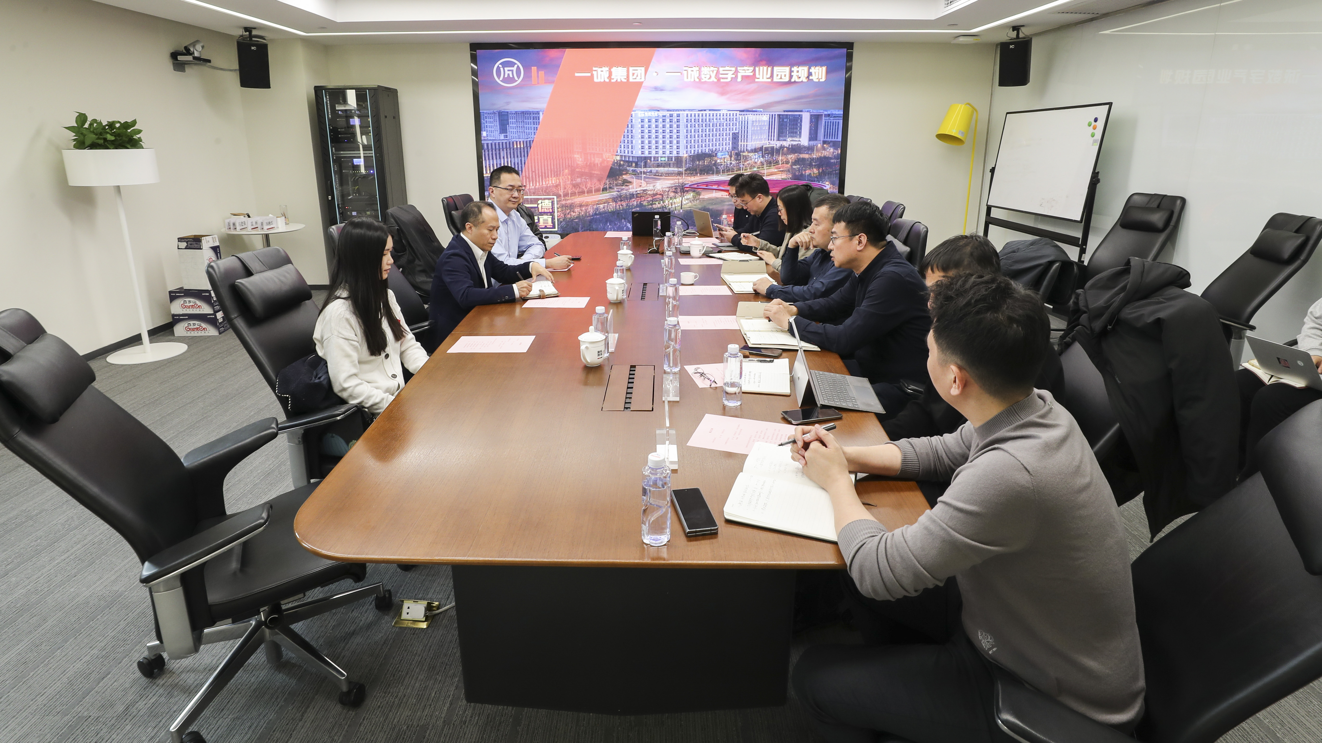 津投資本與市商務局、市樓宇經(jīng)濟協(xié)會開展業(yè)務交流