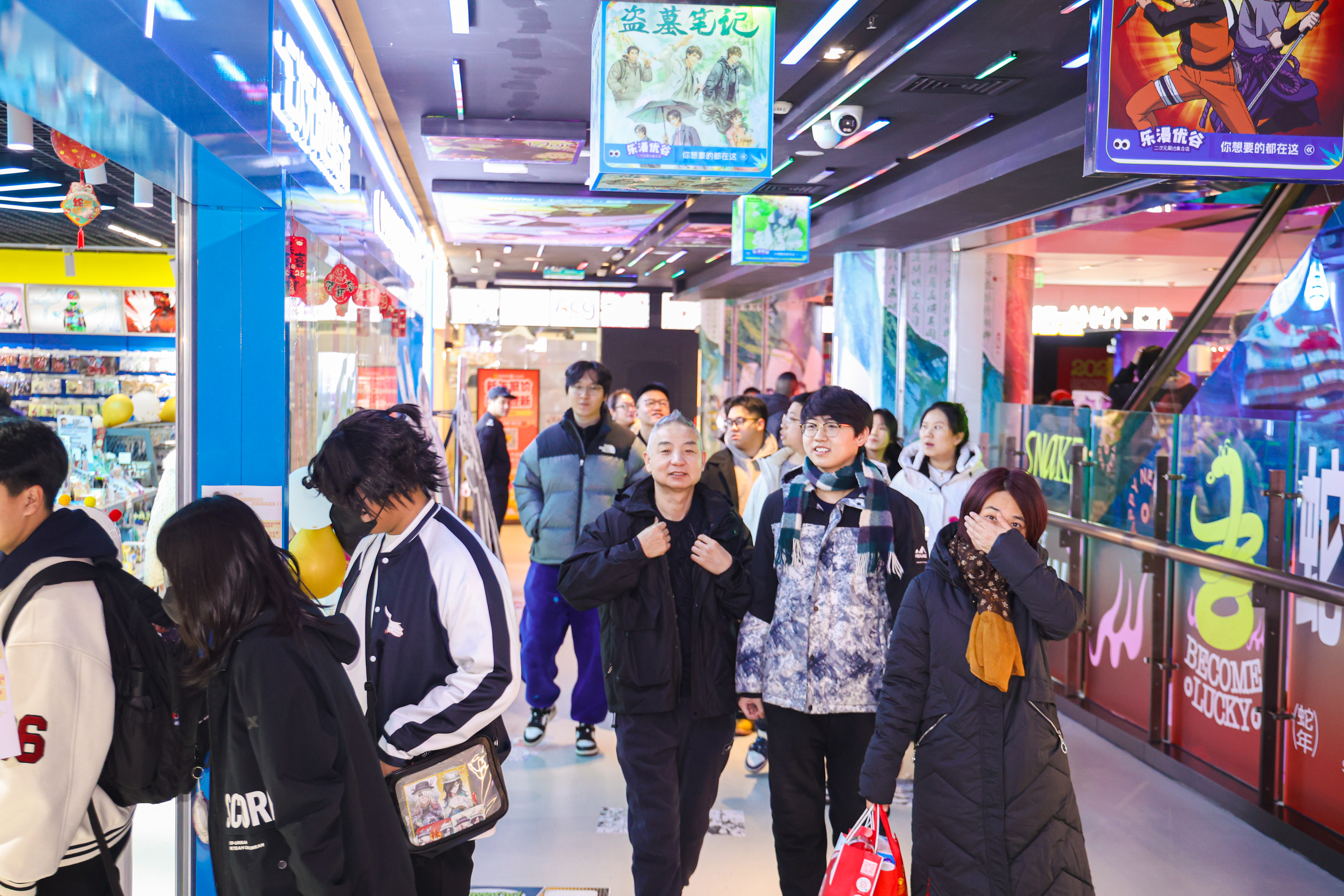 春節(jié)不打烊 奮戰(zhàn)開(kāi)門(mén)紅 | 城運(yùn)發(fā)展創(chuàng)新消費(fèi)場(chǎng)景 點(diǎn)燃新春熱度